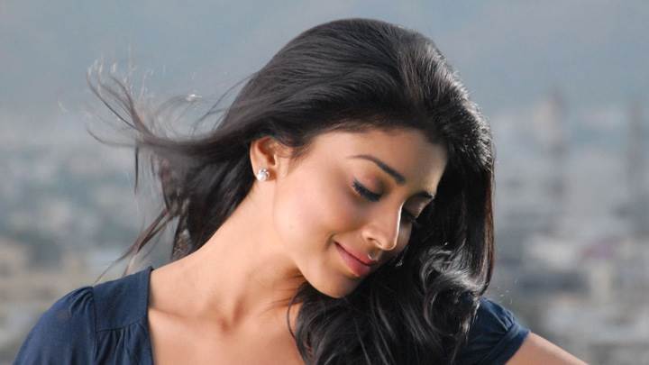 Shriya Saran Closed Eyes Pose In Nuvva Nena